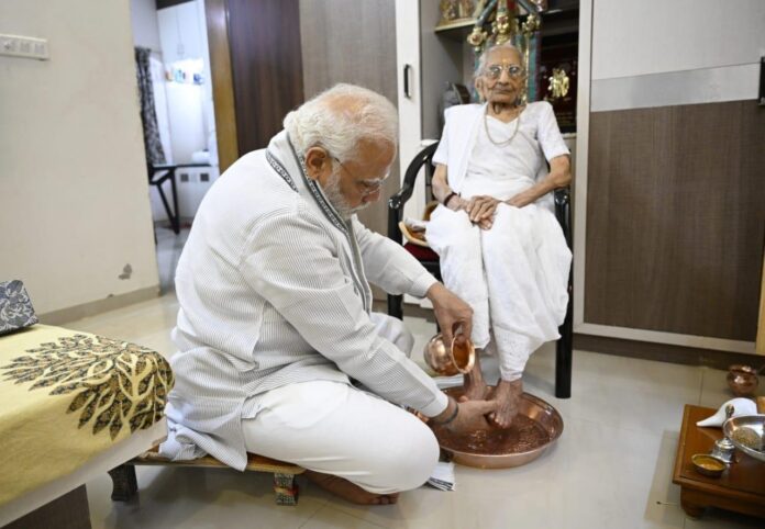 PM MODI WITH MOTHER